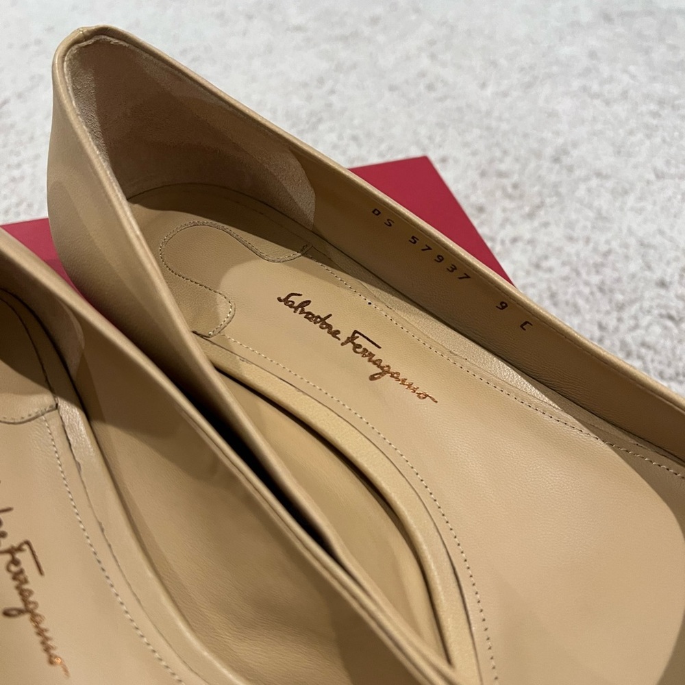 SALVATORE FERRAGAMO Talla 20 Beige Leather Pointed Flats Women's Size 9 - Picture 8 of 10